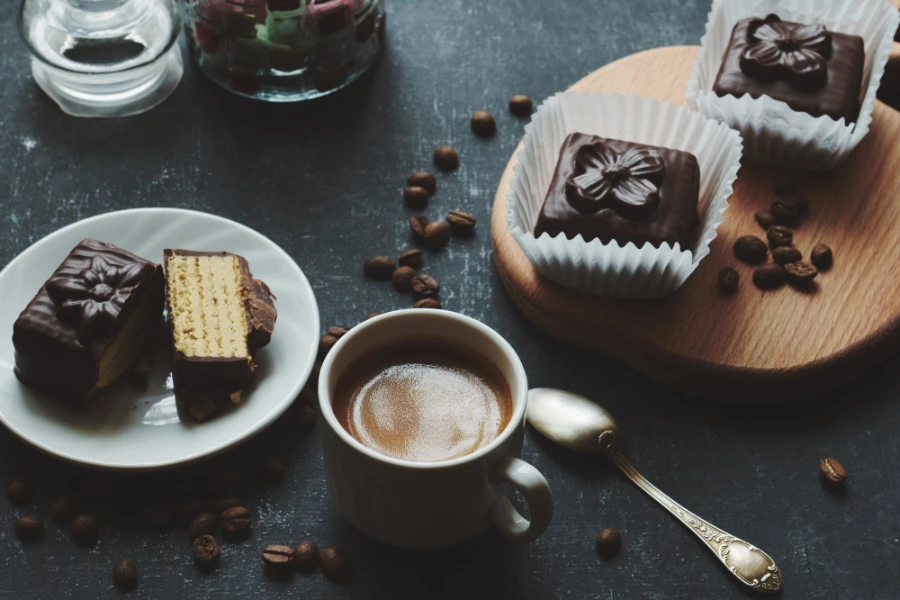 Zaal voor een koffietafel vlakbij het uitvaartcentrum aan de Karel Boddenweg
